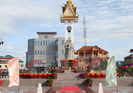 Tượng đài hữu nghị Việt Nam-Campuchia tại tỉnh Kompong Chhnang. khánh thành ngày 3/1.